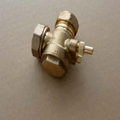 Metallhahn von Remeha mit mehreren Anschlüssen, geeignet für Rohrleitungen. Sichtbar sind Gewinde und eine drehbare Unterseite für einfache Handhabung.